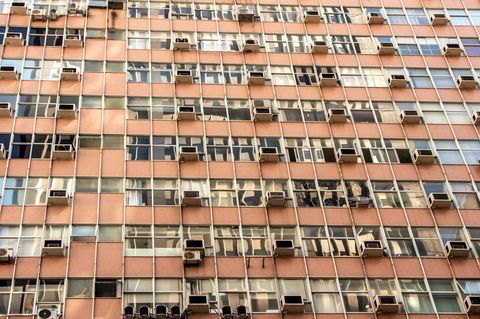 Какие нормативы регулируют установку внешних блоков на фасаде жилого дома?