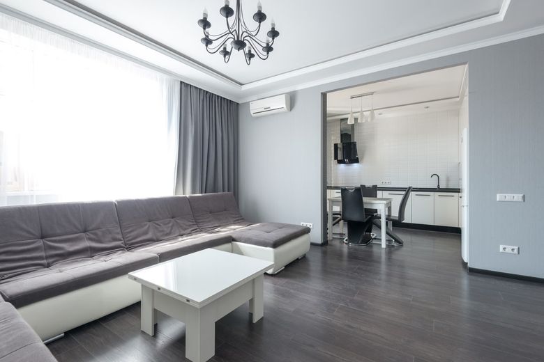 Сколько функциональных зон можно создать в гостиной 60-80 м² без потери объёма?
